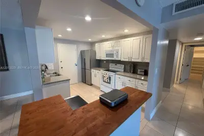 800 NE 195th St #211, Miami: photo 1 of 34
