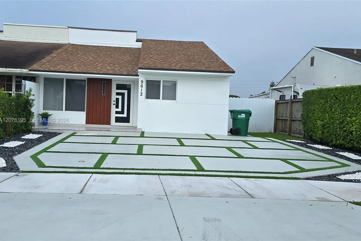 9612 Grand Canal Dr, Miami: photo 1 of 24