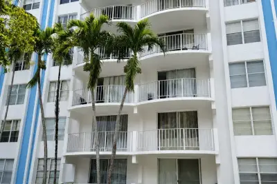 484 NW 165th St #A-609, Miami: photo 1 of 8