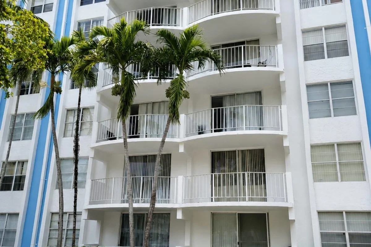 484 NW 165th St #A-609, Miami: photo 1 of 8