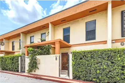 3864 NE 167th St #5, North Miami Beach: photo 1 of 26