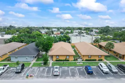 271 SW 1st St #1, Deerfield Beach: photo 1 of 5