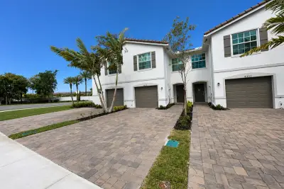 6907 Broadwater Ln, Lake Worth: photo 1 of 20