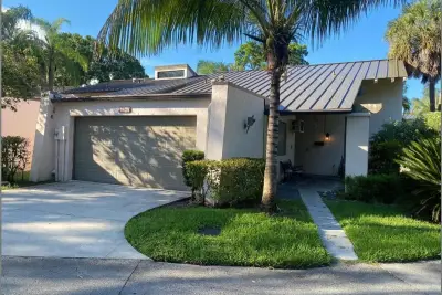 3400 Spring Bluff Pl #49, Lauderhill: photo 1 of 38