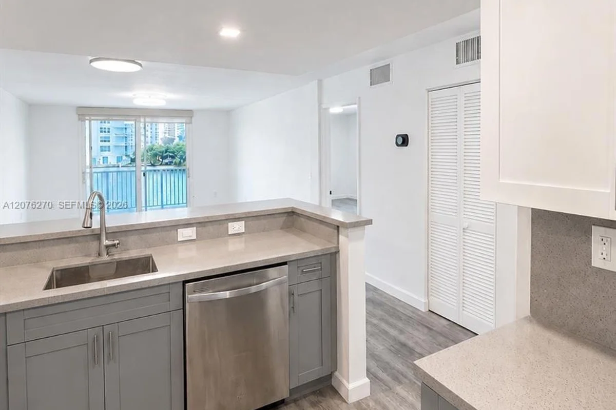 4000 NE 170th St #206, North Miami Beach: photo 1 of 17