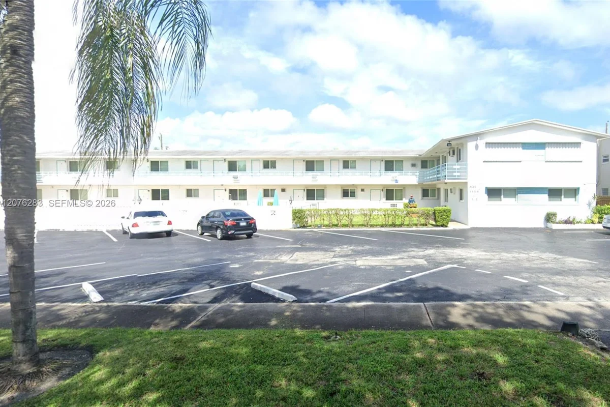 3525 Tyler St #9, Hollywood: photo 1 of 12
