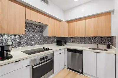 810 7th St #102, Miami Beach: photo 1 of 19
