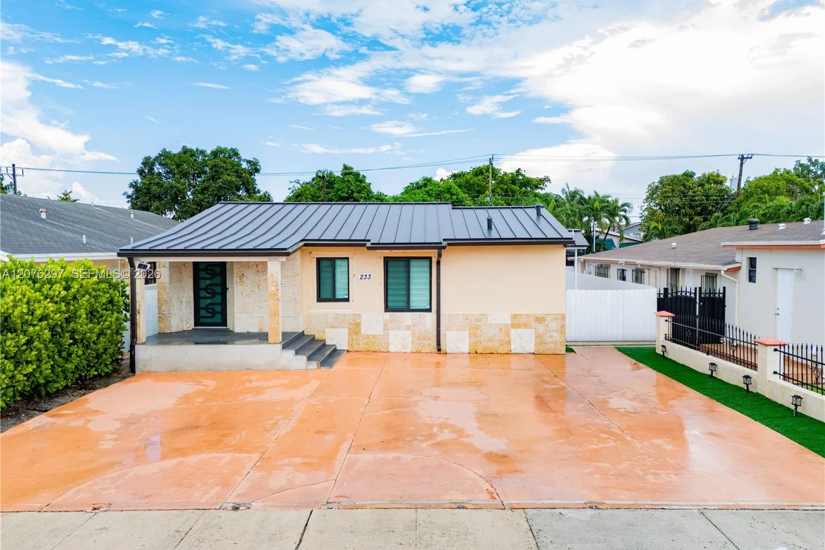 233 W 39th Pl, Hialeah: photo 1 of 49