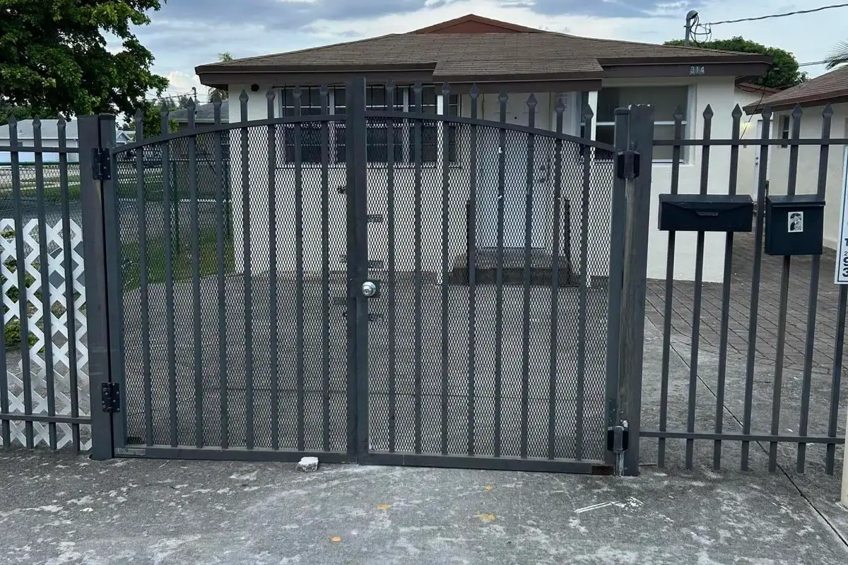314 NW 5th St NW #1, Hallandale Beach: photo 1 of 14