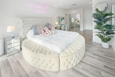 1460 Marseille Dr, Miami Beach: photo 1 of 26
