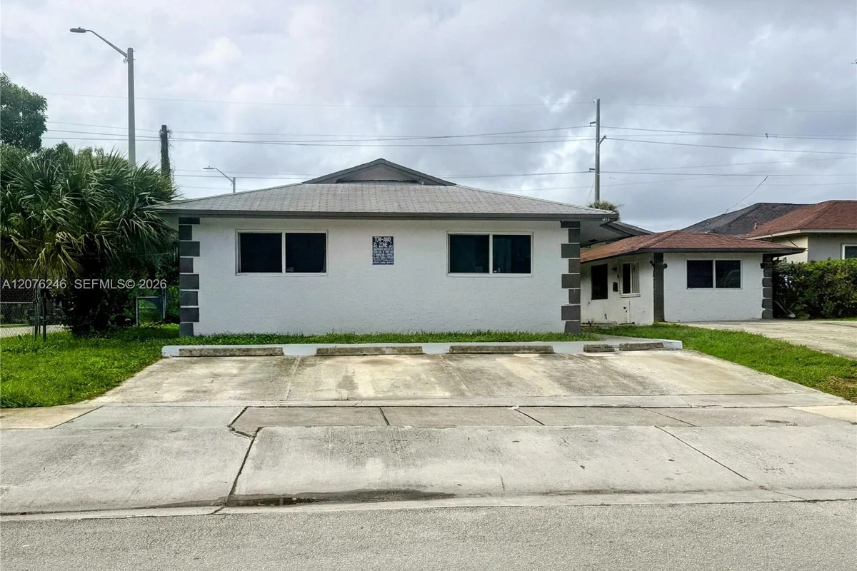 2500 Franklin Dr, Fort Lauderdale: photo 1 of 8