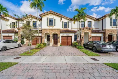 8945 NW 98th Ave, Doral: photo 1 of 21