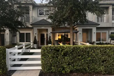 1488 NE 34th St, Oakland Park: photo 1 of 38
