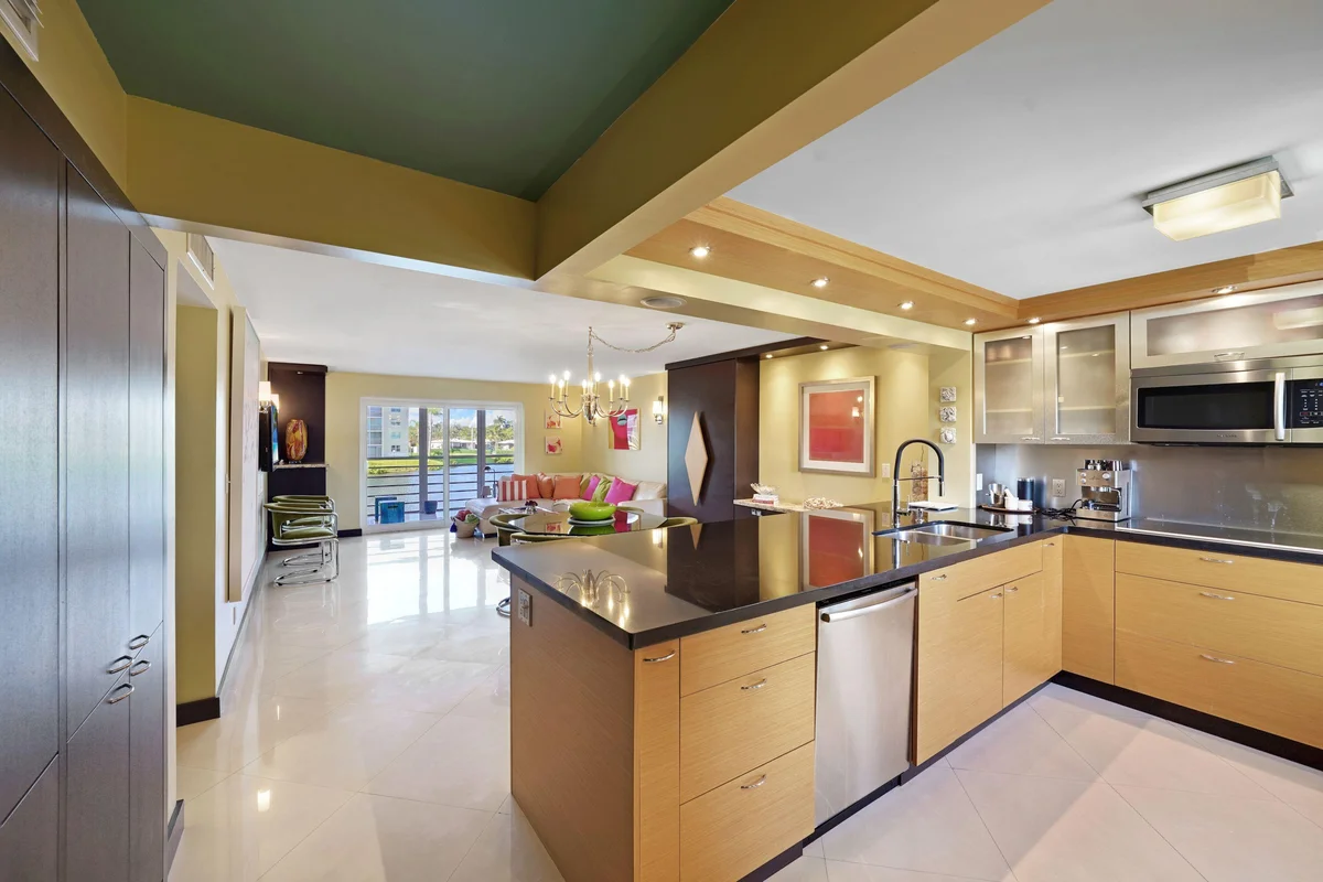311 SE 3rd St SE #207, Dania Beach: photo 1 of 40