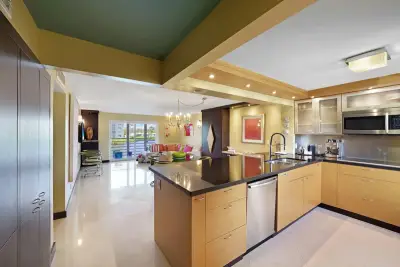 311 SE 3rd St SE #207, Dania Beach: photo 1 of 40
