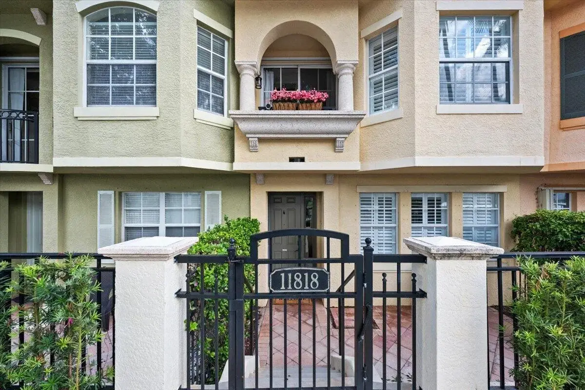 11818 Valencia Gardens Ave, Palm Beach Gardens: photo 1 of 39