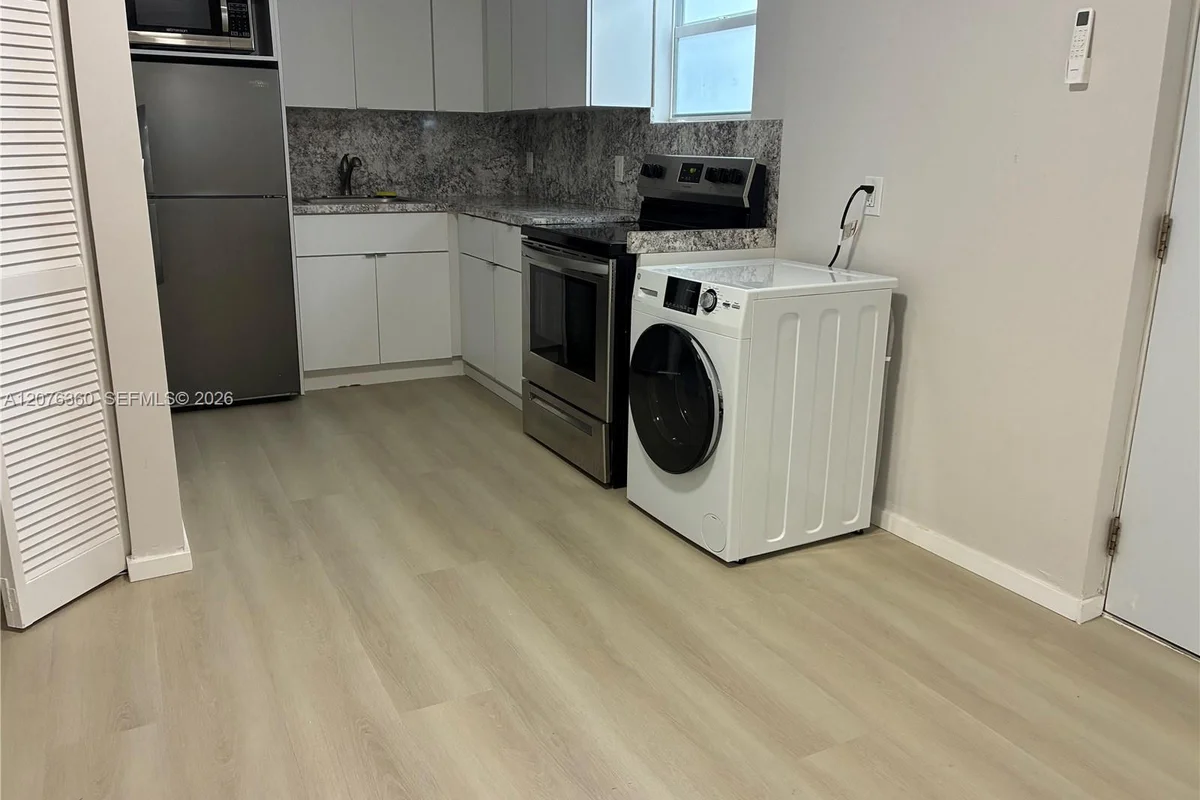 450 NE 62nd St, Miami: photo 1 of 5