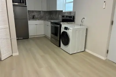 450 NE 62nd St, Miami: photo 1 of 5