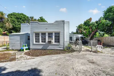 633 Franklin Rd, West Palm Beach: photo 1 of 57