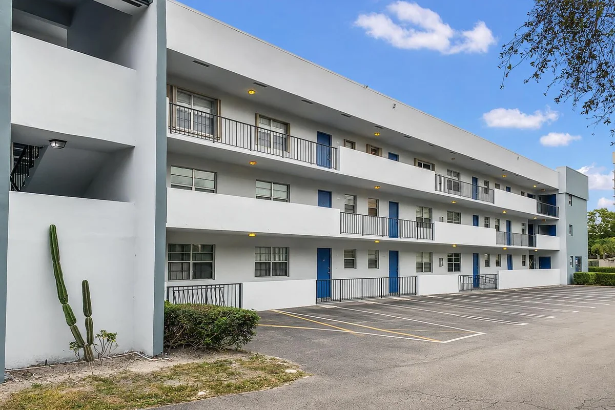 1630 Embassy Dr #309, West Palm Beach: photo 1 of 8