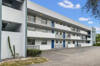 1630 Embassy Dr #309, West Palm Beach: photo 1 of 8