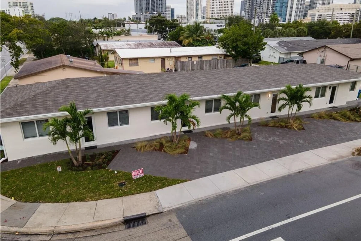 315 SW 7th St #2, Fort Lauderdale: photo 1 of 9