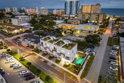 1000 N Riverside Dr, Pompano Beach: photo 1 of 37