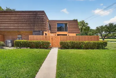185 Charter Way, West Palm Beach: photo 1 of 38
