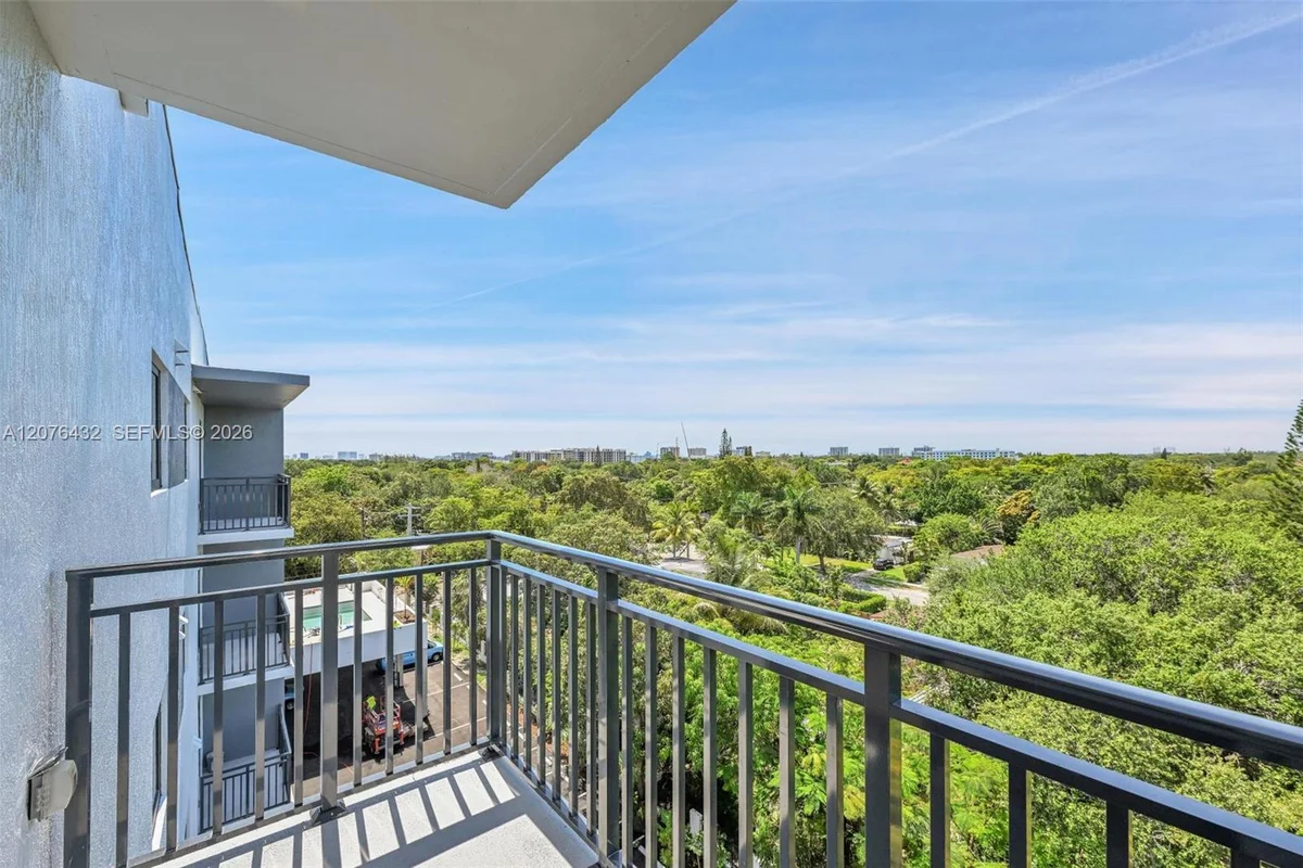 840 NE 130th St #508, North Miami: photo 1 of 27