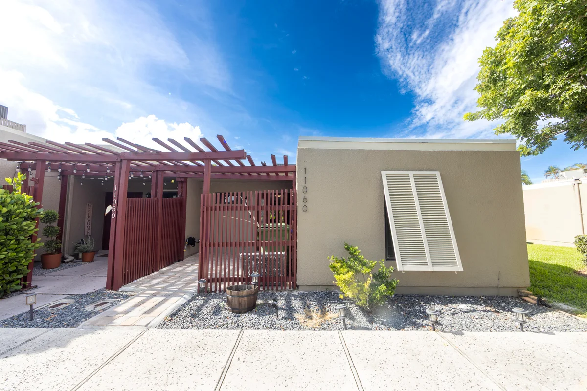 11060 S Lakeview Dr, Pembroke Pines: photo 1 of 44