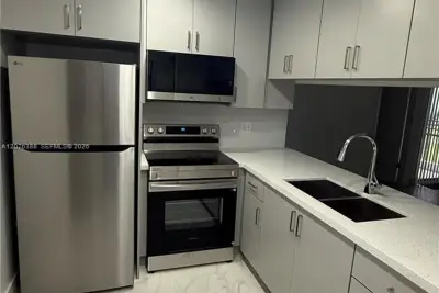 2750 W 63rd Pl #12-24, Hialeah: photo 1 of 17