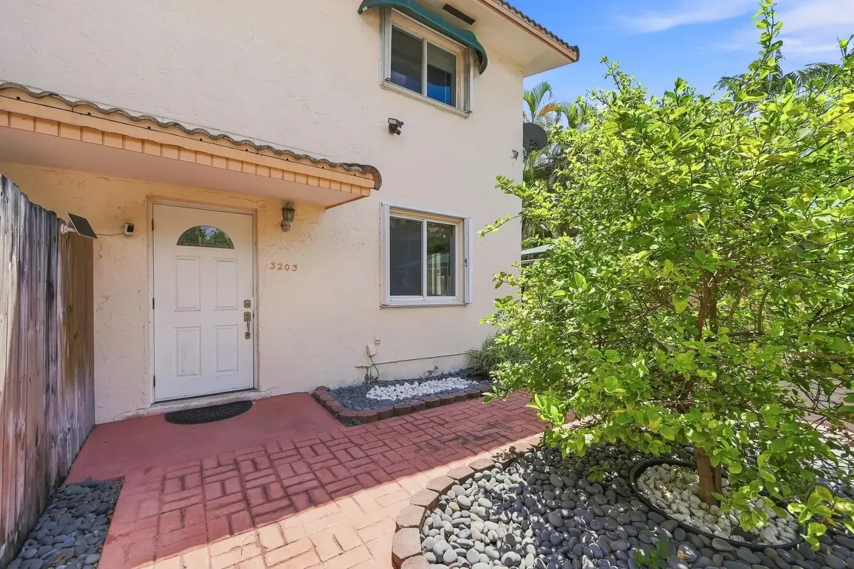 3203 McDonald St, Miami: photo 1 of 30
