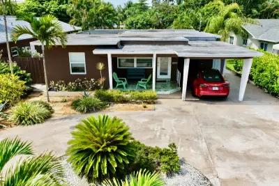 614 NE 26th St, Wilton Manors: photo 1 of 38