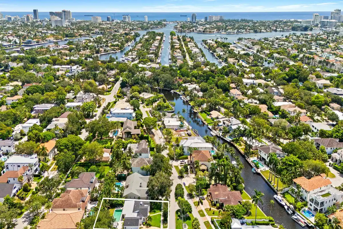 1001 SE 10th St, Fort Lauderdale: photo 1 of 39