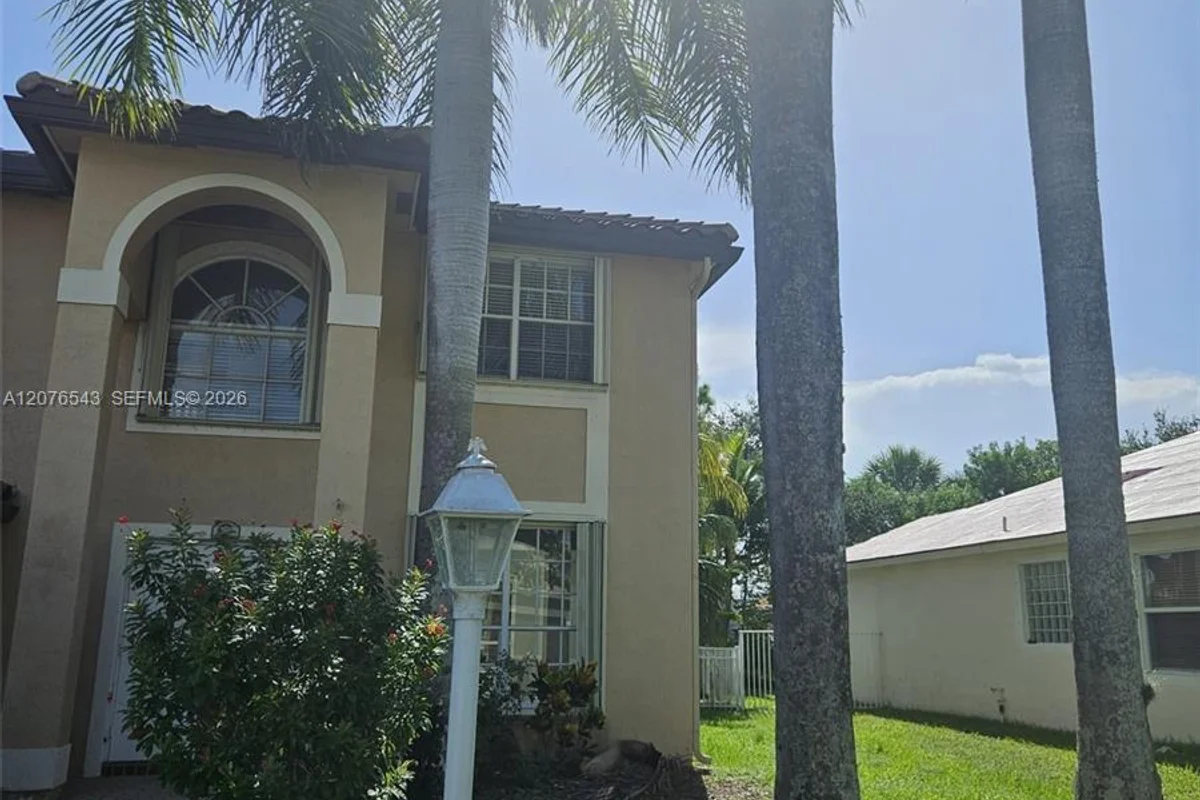 1072 NW 139th Ter, Pembroke Pines: photo 1 of 30
