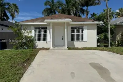 982 SW 9th Ct, Florida City: photo 1 of 25