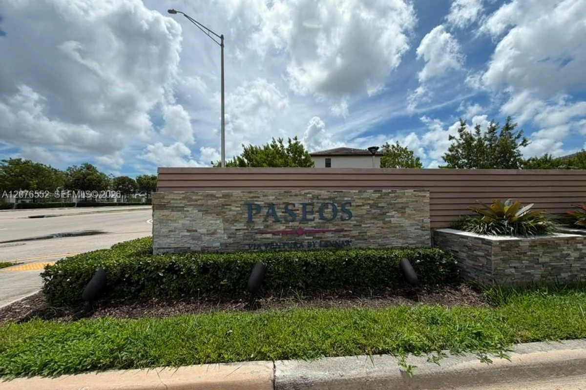 519 NE 208th Ter, Miami: photo 1 of 37