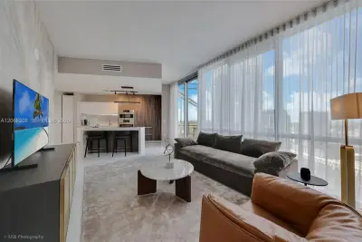 851 NE 1st Ave #3402, Miami: photo 1 of 44