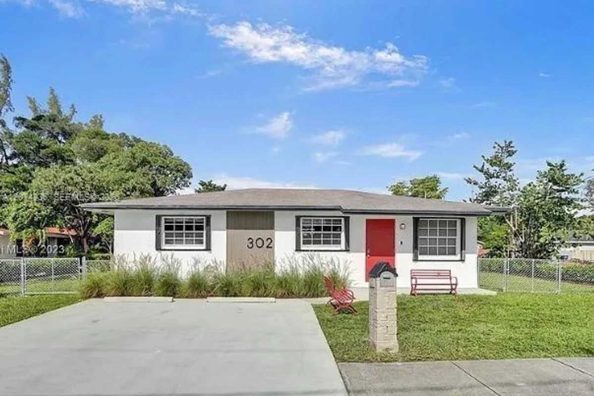 302 NW 9th St, Hallandale Beach: photo 1 of 34