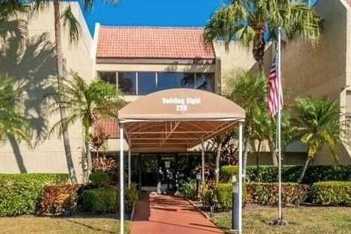 220 Lakeview Dr #103, Weston: photo 1 of 26