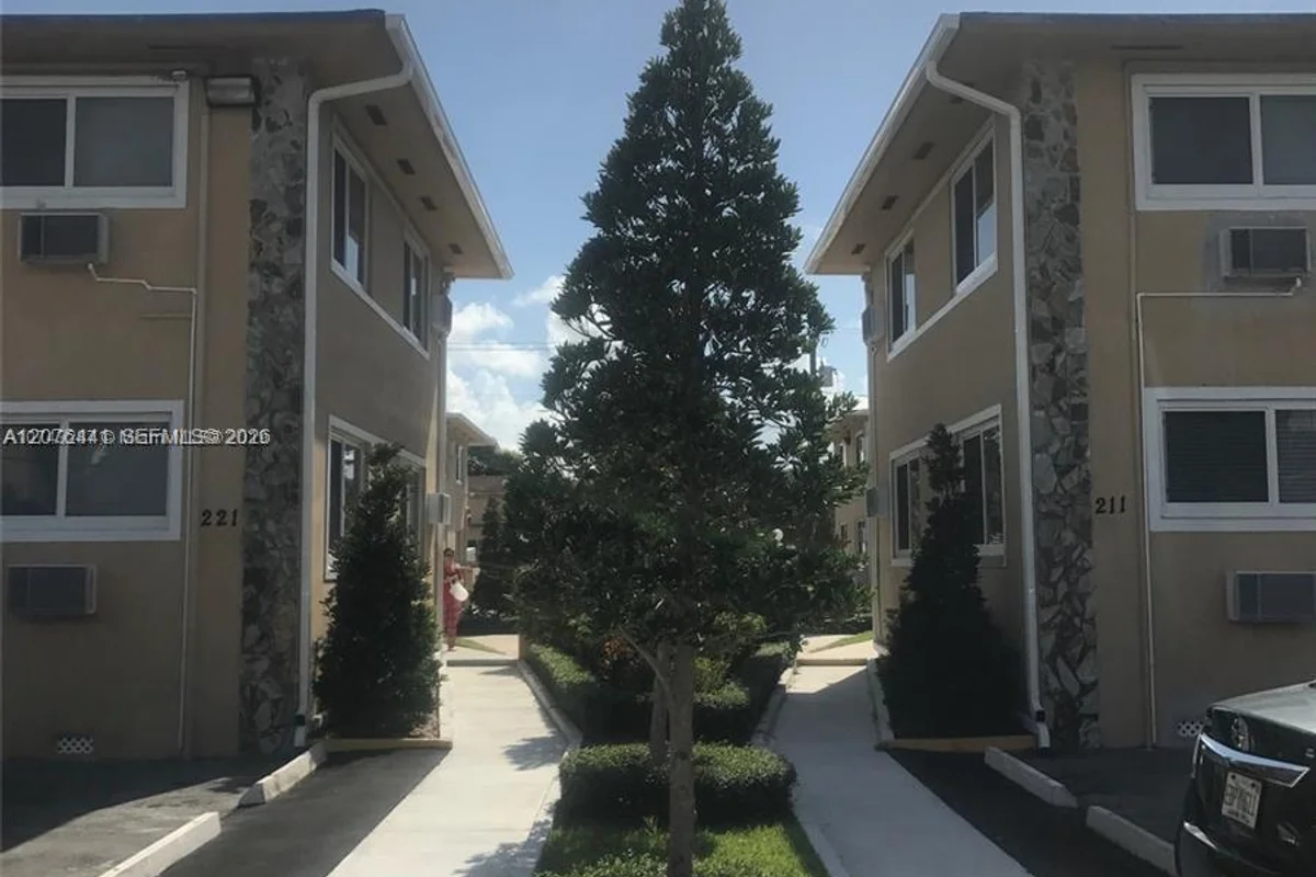 221 NW 47th Ave #10, Miami: photo 1 of 6