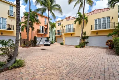 1123 NE 18th Ave, Fort Lauderdale: photo 1 of 32