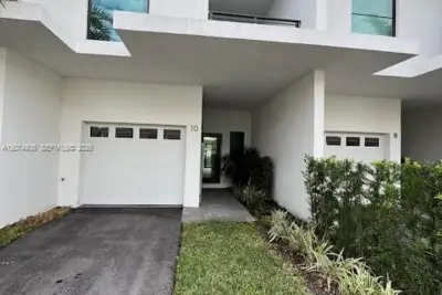 2511 Pierce St #4, Hollywood: photo 1 of 13