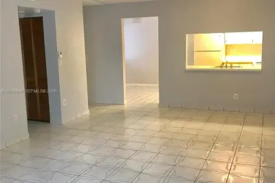 9810 Hammocks Blvd #202, Miami: photo 1 of 10