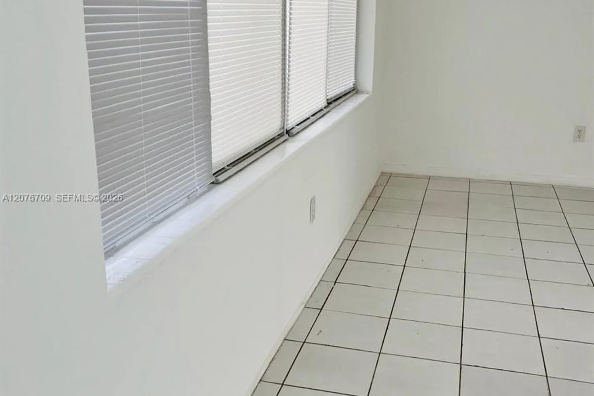 Apartment in Miami Beach: photo 1 of 17
