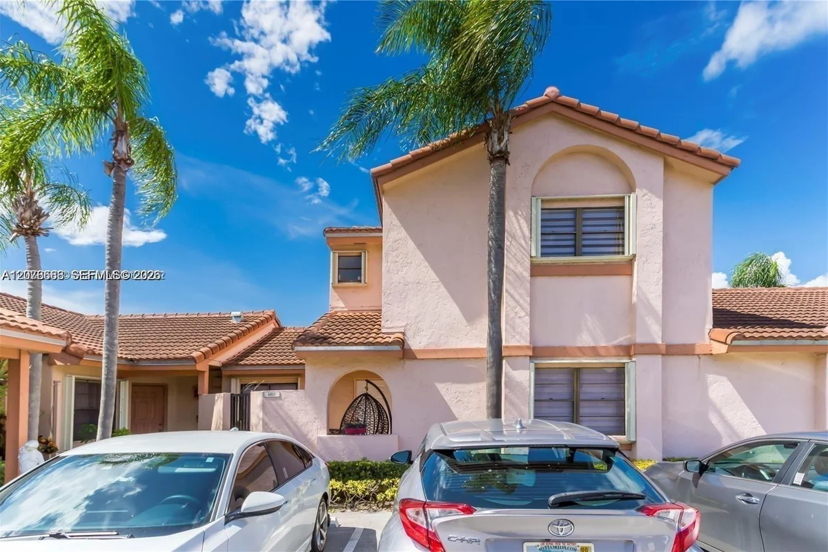 6533 NW 170th Ln, Hialeah: photo 1 of 10