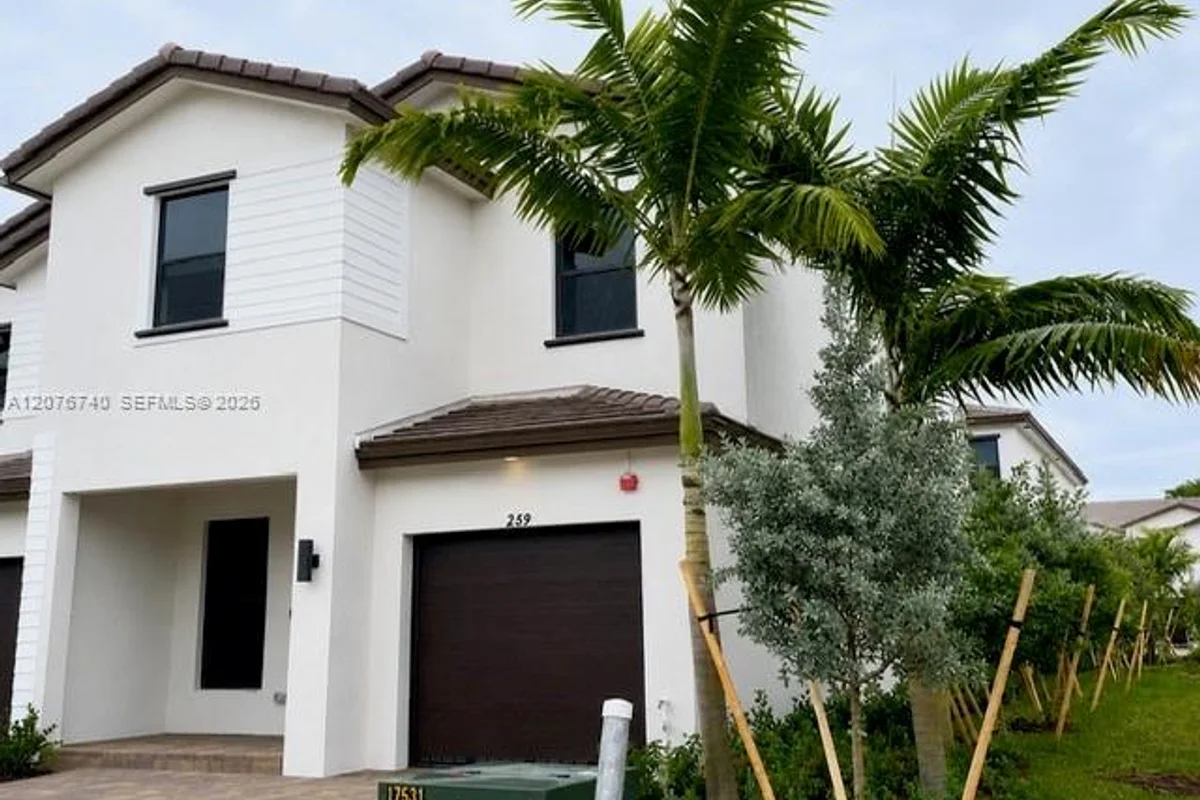 269 SW 159th Ct, Pembroke Pines: photo 1 of 24