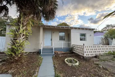 748 NE 127th St, North Miami: photo 1 of 10