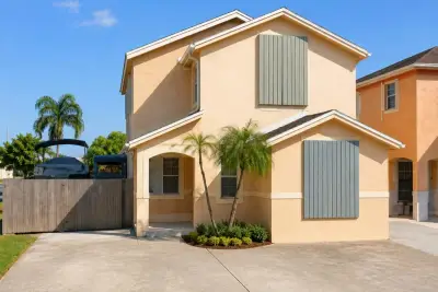 16001 SW 140th Ct, Miami: photo 1 of 6