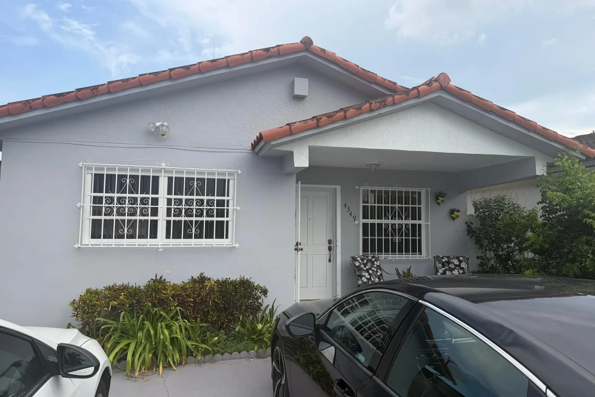 4349 W 10th Ave, Hialeah: photo 1 of 13